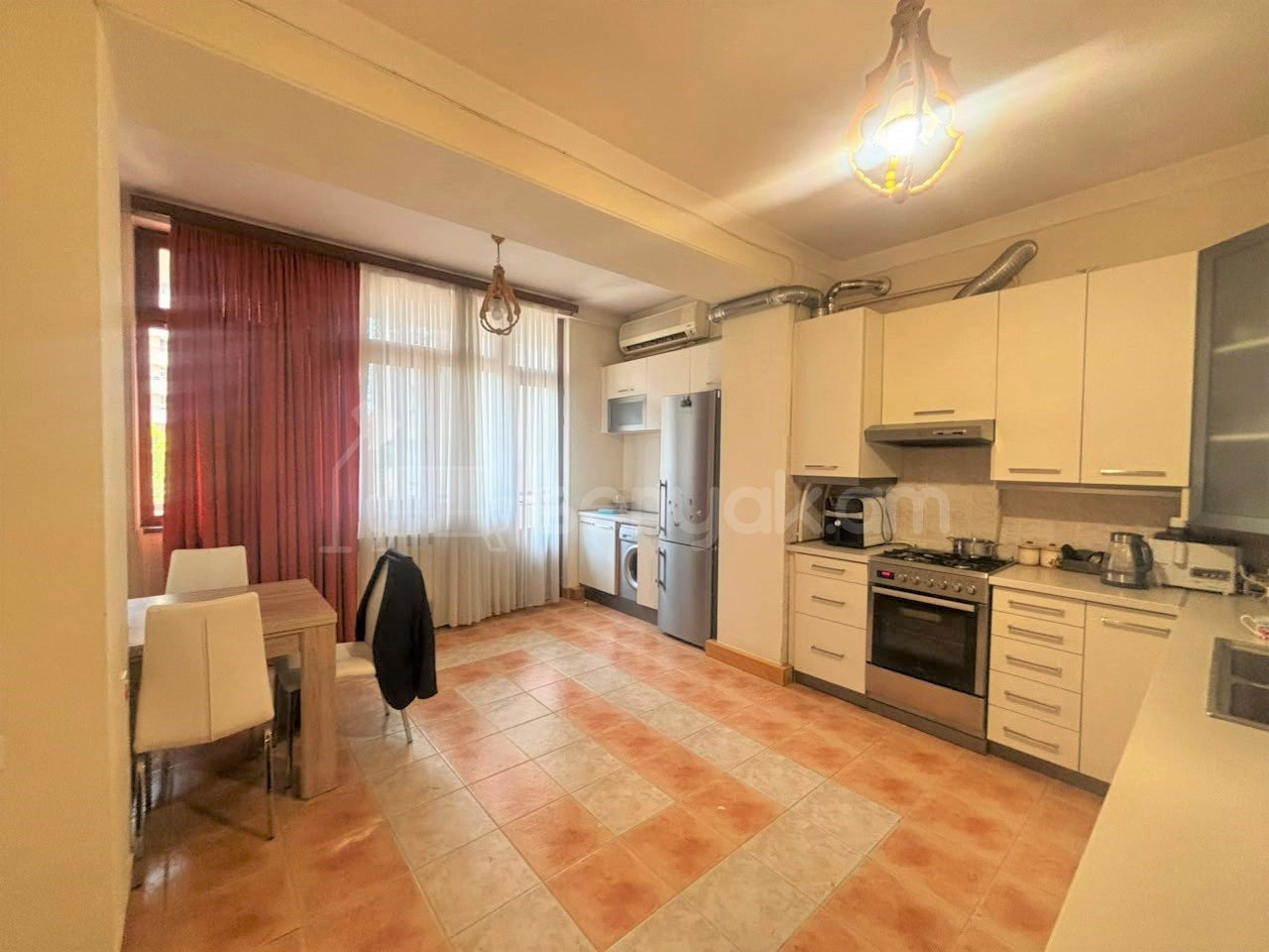 3 Սենյականոց Բնակարան Քարե Շենքում, 100քմ, 4/5 հարկ, Նորմալ Վիճակում, Կահավորված