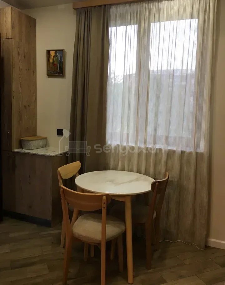 3 Սենյականոց Բնակարան Քարե Շենքում, 70քմ, 4/5 հարկ, Կապիտալ Վերանորոգված