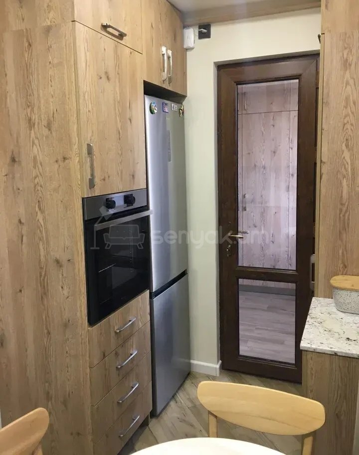 3 Սենյականոց Բնակարան Քարե Շենքում, 70քմ, 4/5 հարկ, Կապիտալ Վերանորոգված