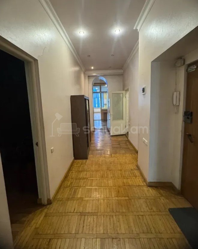 3 Սենյականոց Բնակարան Քարե Շենքում, 130քմ, 2/4 հարկ, Կոսմետիկ Վերանորոգված