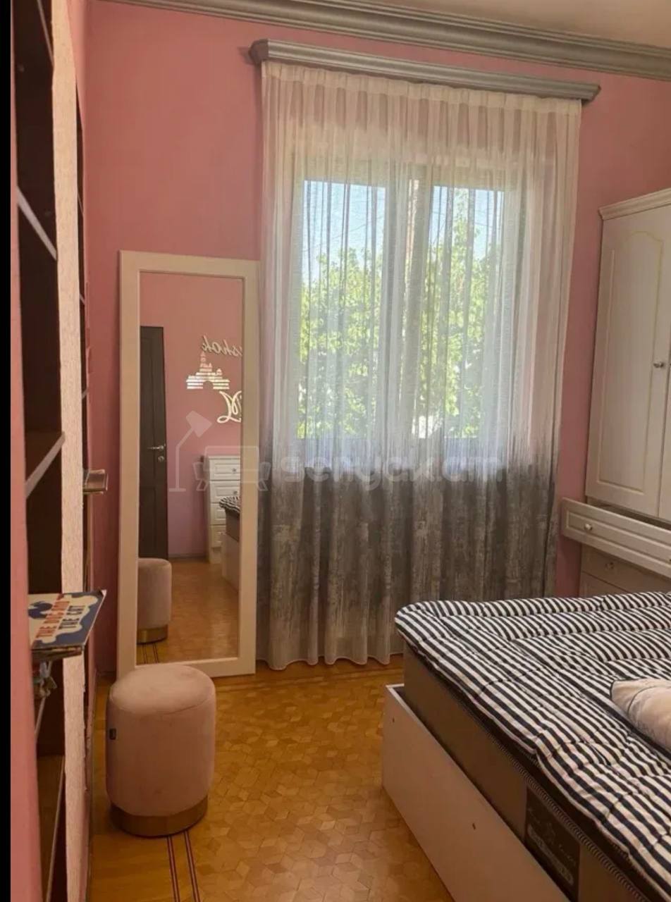 3 Սենյականոց Բնակարան Քարե Շենքում, 90քմ, 2/3 հարկ, Կապիտալ Վերանորոգված, Կահավորված, Արևկող