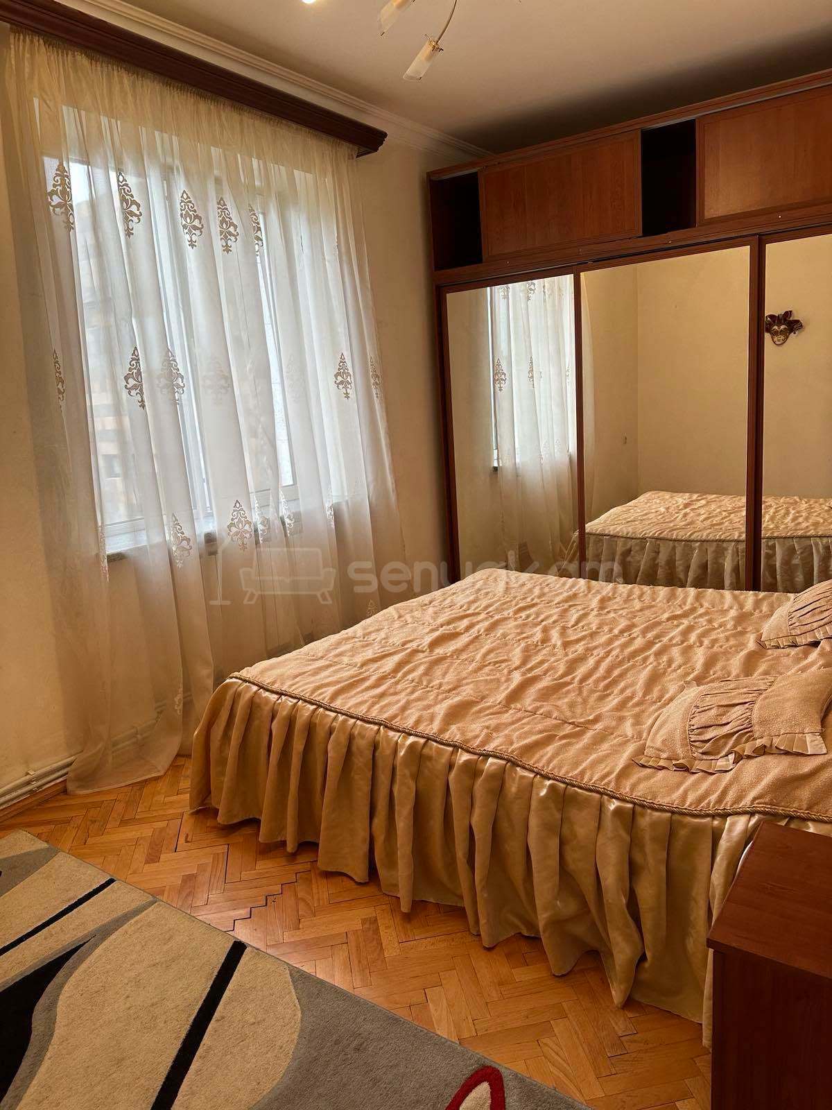 3 Սենյականոց Բնակարան Քարե Շենքում, 77քմ, 3/5 հարկ, Նորմալ Վիճակում