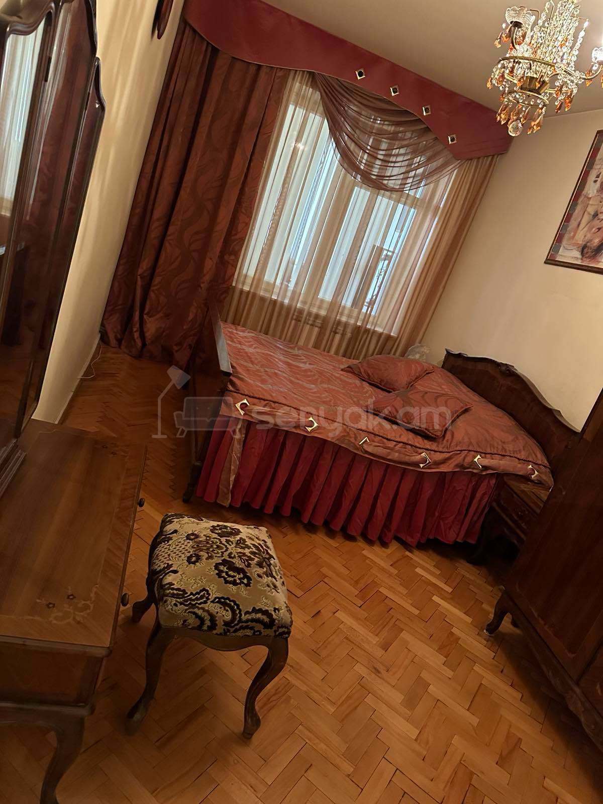 3 Սենյականոց Բնակարան Քարե Շենքում, 77քմ, 3/5 հարկ, Նորմալ Վիճակում