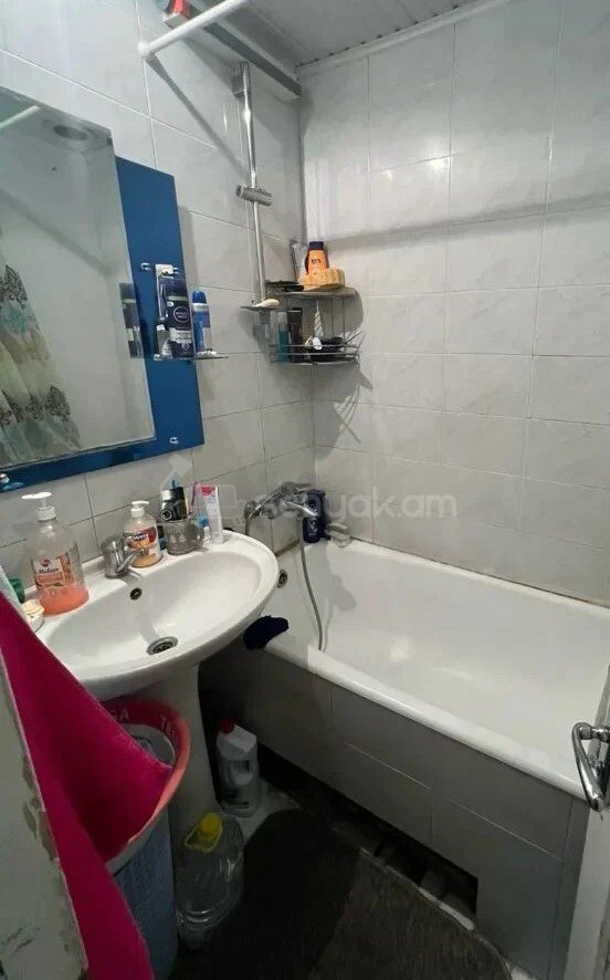3 Սենյականոց Բնակարան Քարե Շենքում, 77քմ, 3/5 հարկ, Նորմալ Վիճակում