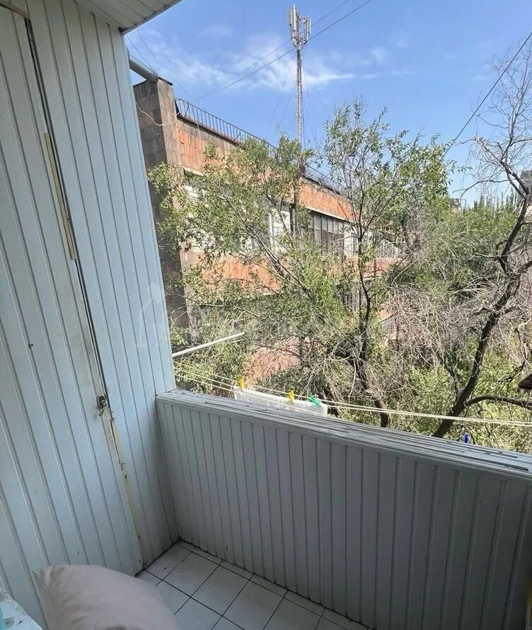 3 Սենյականոց Բնակարան Քարե Շենքում, 77քմ, 3/5 հարկ, Նորմալ Վիճակում