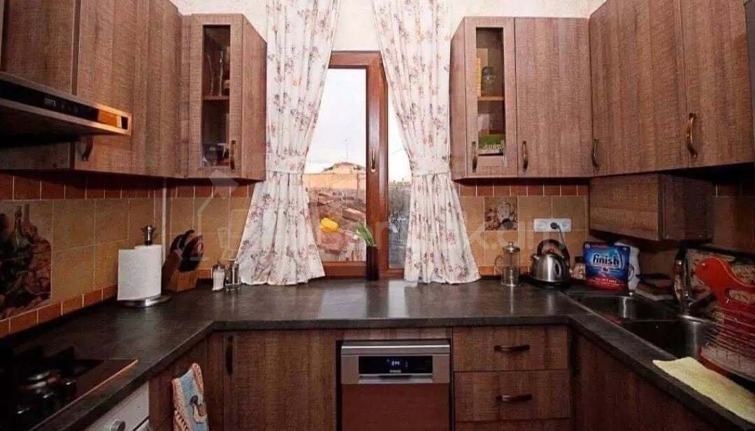 3 Սենյականոց Բնակարան Քարե Շենքում, 71քմ, 5/5 հարկ, Կապիտալ Վերանորոգված