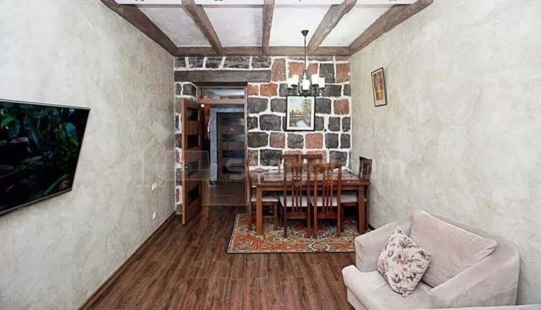 3 Սենյականոց Բնակարան Քարե Շենքում, 71քմ, 5/5 հարկ, Կապիտալ Վերանորոգված