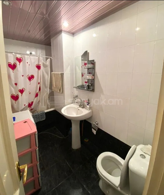 2 Սենյականոց Բնակարան Քարե Շենքում, 71քմ, 4/5 հարկ, Նորմալ Վիճակում