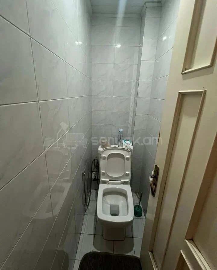 3 Սենյականոց Բնակարան Քարե Շենքում, 77քմ, 4/5 հարկ, Կապիտալ Վերանորոգված