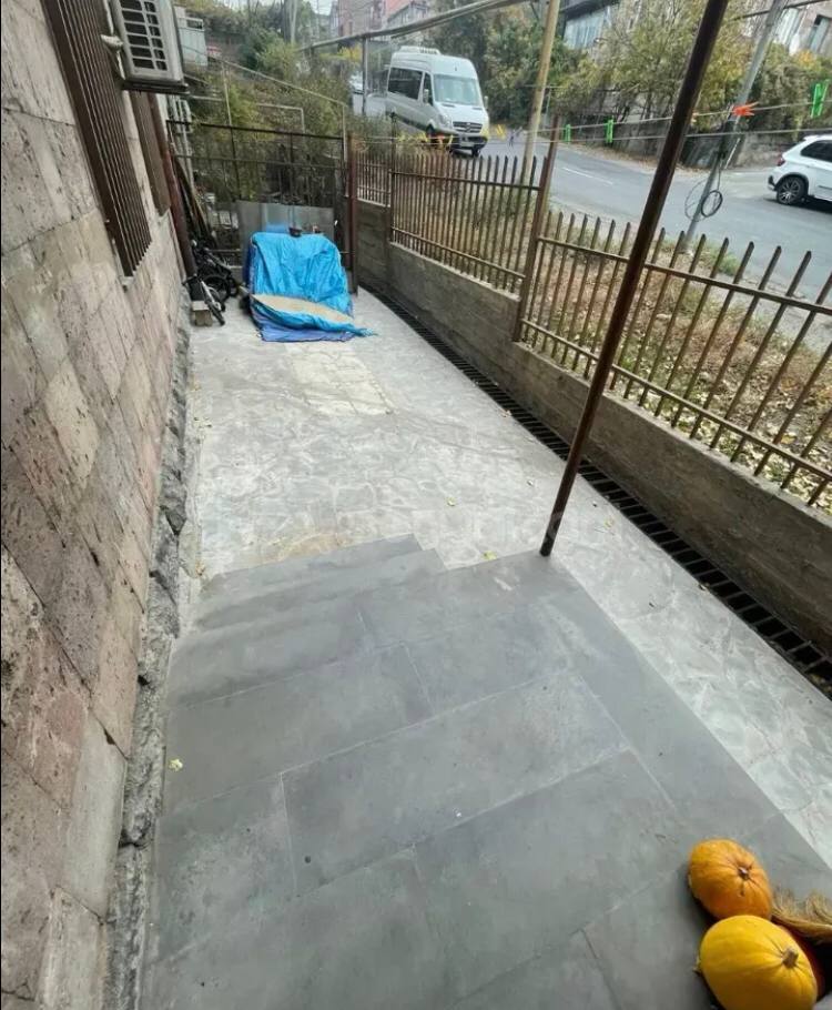 3 Սենյականոց Բնակարան Քարե Շենքում, 90քմ, 1/5 հարկ, Կոսմետիկ Վերանորոգված, Կահավորված