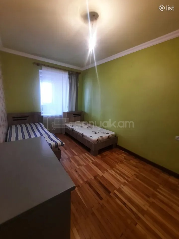 3 Սենյականոց Բնակարան Քարե Շենքում, 70քմ, 1/5 հարկ, Կապիտալ Վերանորոգված, Մասամբ Կահավորված