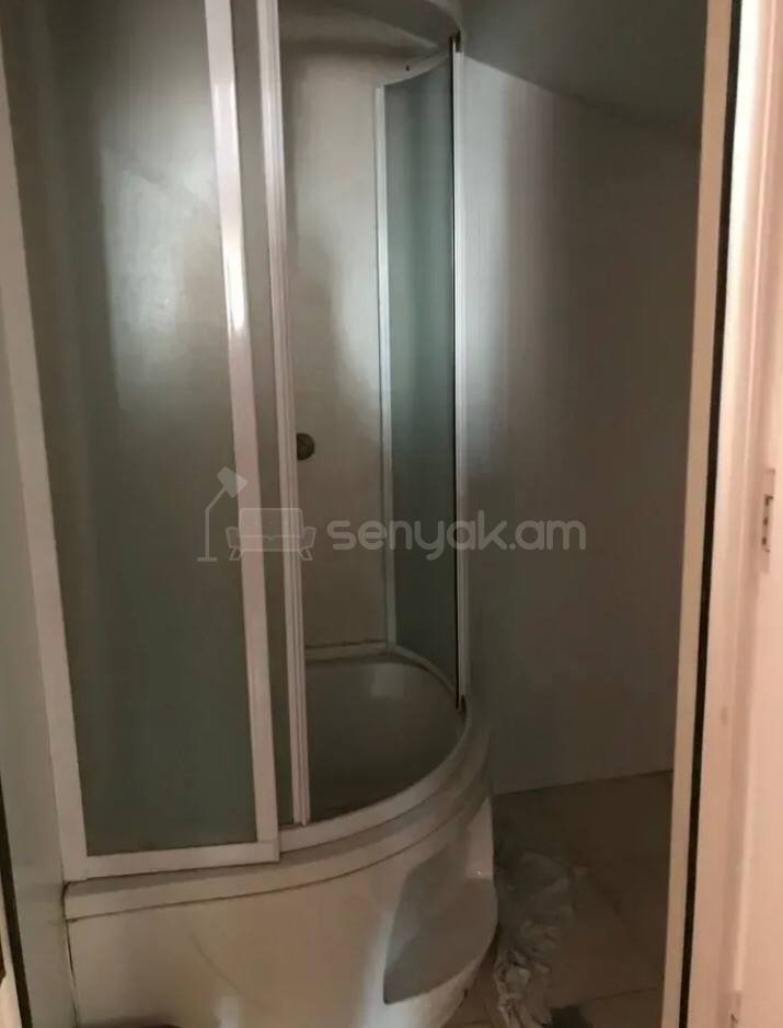 5 Սենյականոց Բնակարան Քարե Շենքում, 160քմ, 5/5 հարկ, Կոսմետիկ Վերանորոգված