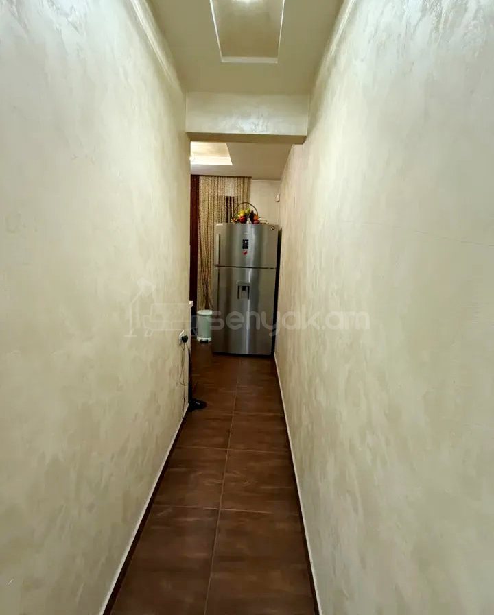 3 Սենյականոց Բնակարան Քարե Շենքում, 7քմ, 2/5 հարկ, Կապիտալ Վերանորոգված