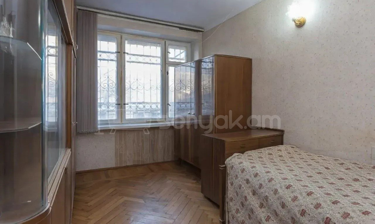 3 Սենյականոց Բնակարան Քարե Շենքում, 75քմ, 2/5 հարկ, Նորմալ Վիճակում