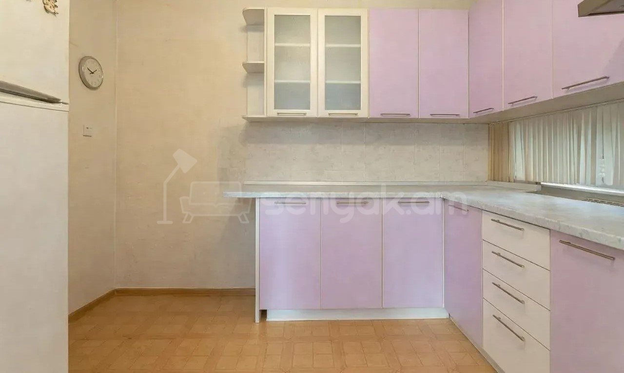 3 Սենյականոց Բնակարան Քարե Շենքում, 75քմ, 2/5 հարկ, Նորմալ Վիճակում