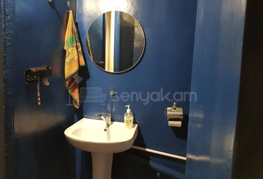 1 Սենյականոց Բնակարան Քարե Շենքում, 42քմ, 4/5 հարկ, Նորմալ Վիճակում, Կահավորված, Արևկող