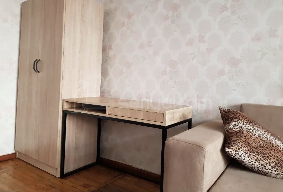 1 Սենյականոց Բնակարան Քարե Շենքում, 42քմ, 4/5 հարկ, Նորմալ Վիճակում, Կահավորված, Արևկող