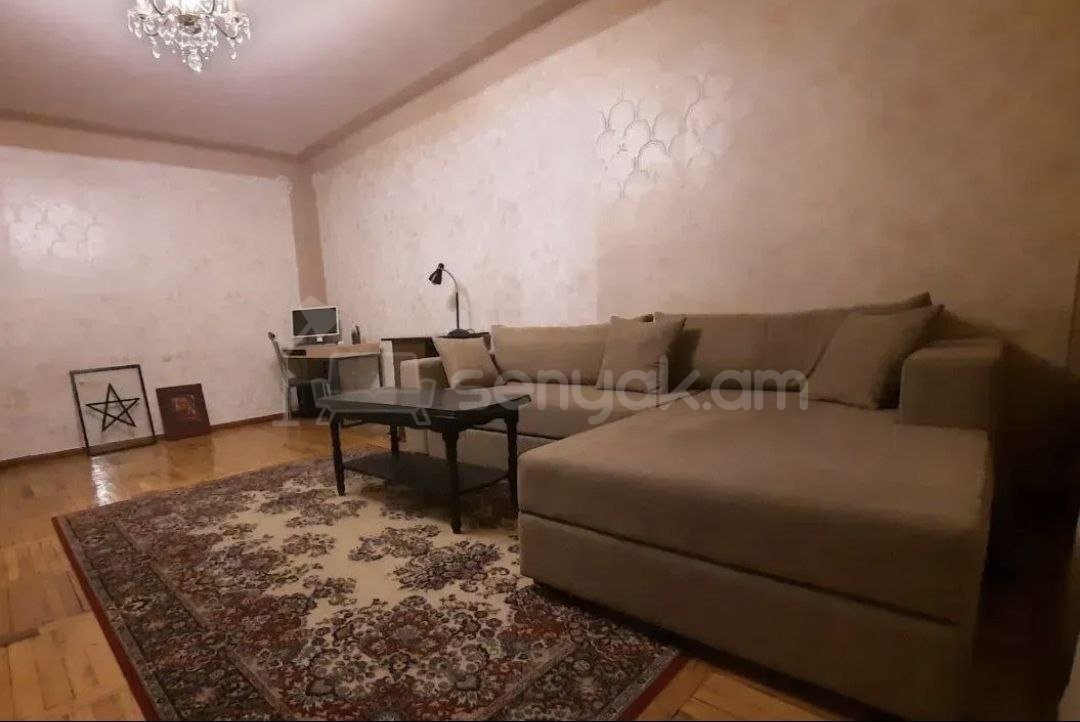 1 Սենյականոց Բնակարան Քարե Շենքում, 42քմ, 4/5 հարկ, Նորմալ Վիճակում, Կահավորված, Արևկող