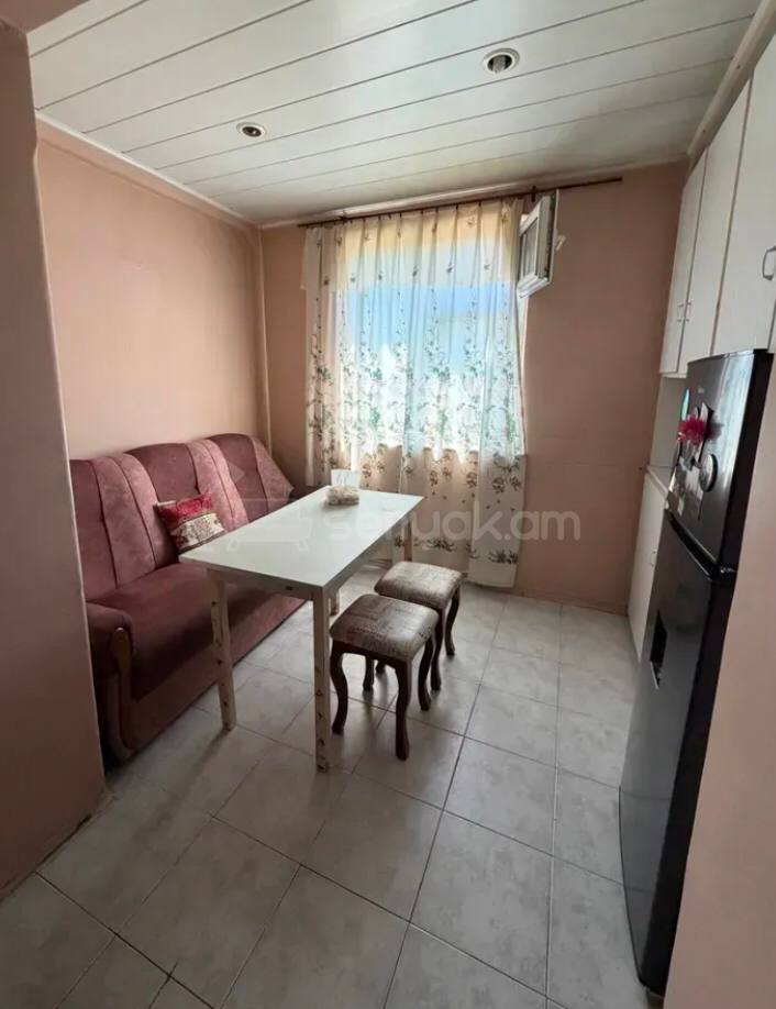 3 Սենյականոց Բնակարան Քարե Շենքում, 71քմ, 4/4 հարկ, Նորմալ Վիճակում