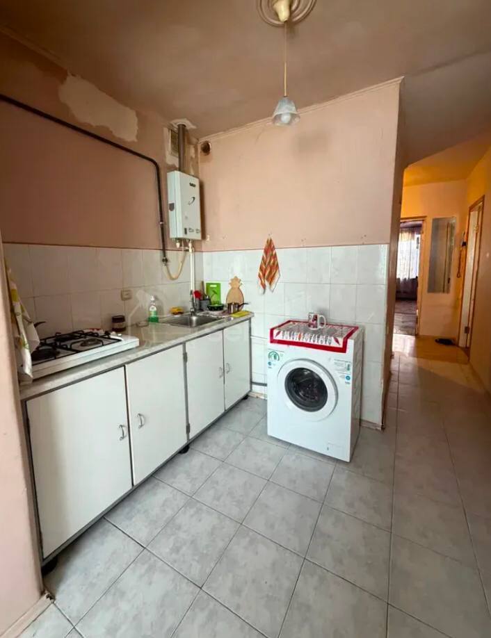 3 Սենյականոց Բնակարան Քարե Շենքում, 71քմ, 4/4 հարկ, Նորմալ Վիճակում