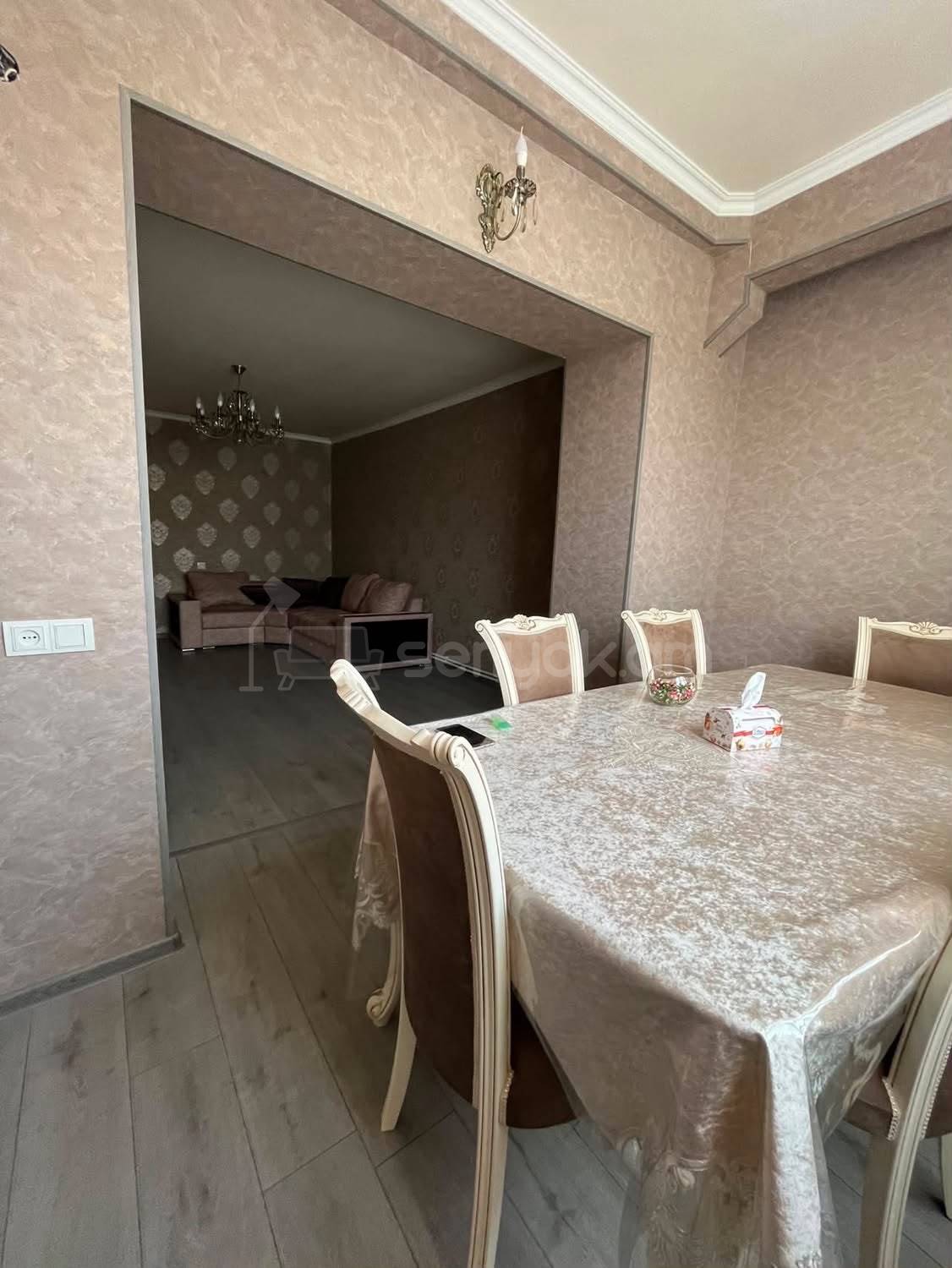 4 Սենյականոց Բնակարան Քարե Շենքում, 87քմ, 5/5 հարկ, Կապիտալ Վերանորոգված