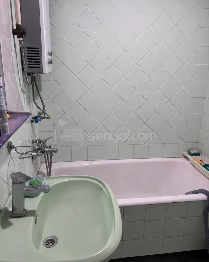 2 Սենյականոց Բնակարան Քարե Շենքում, 79քմ, 4/5 հարկ, Պետական Վիճակում