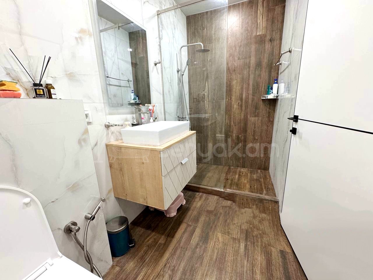 3 Սենյականոց Բնակարան Քարե Շենքում, 82քմ, 5/5 հարկ, Կապիտալ Վերանորոգված