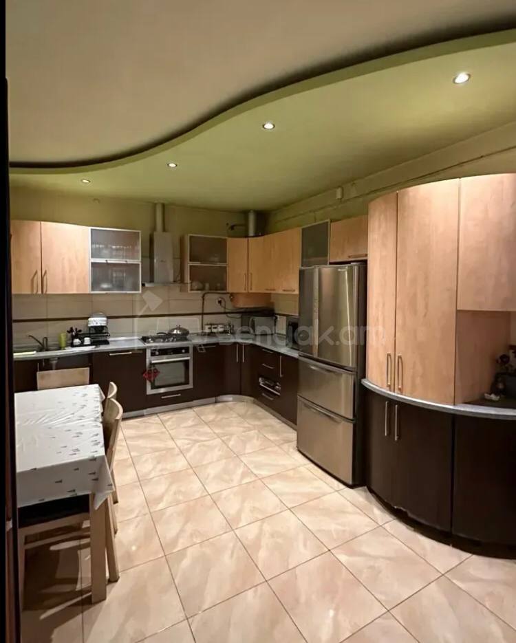 4 Սենյականոց Բնակարան Քարե Շենքում, 148քմ, 6/6 հարկ, Կապիտալ Վերանորոգված