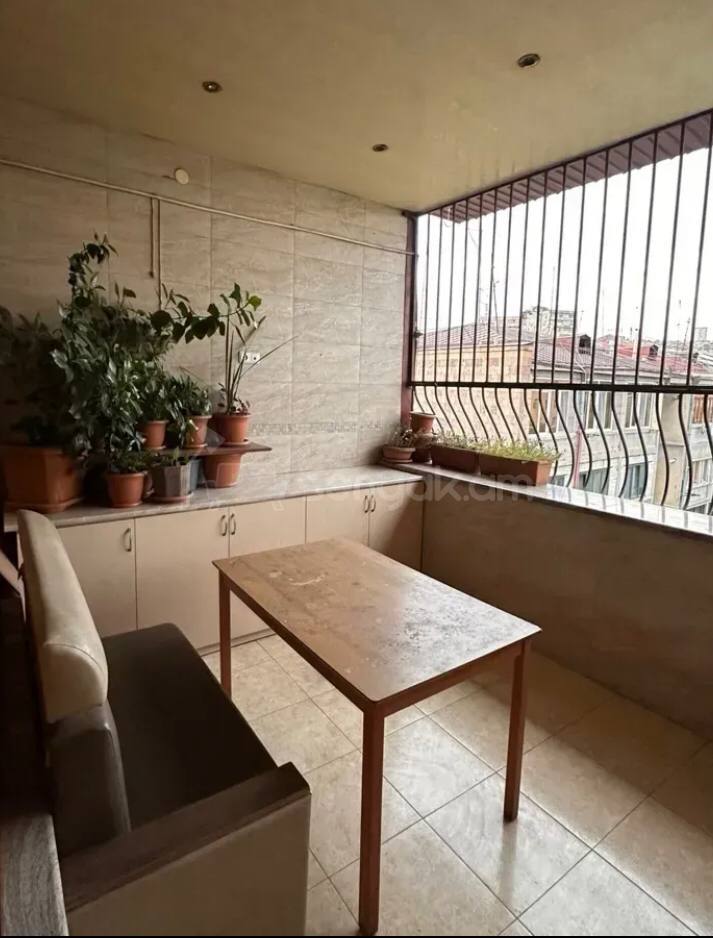 4 Սենյականոց Բնակարան Քարե Շենքում, 148քմ, 6/6 հարկ, Կապիտալ Վերանորոգված
