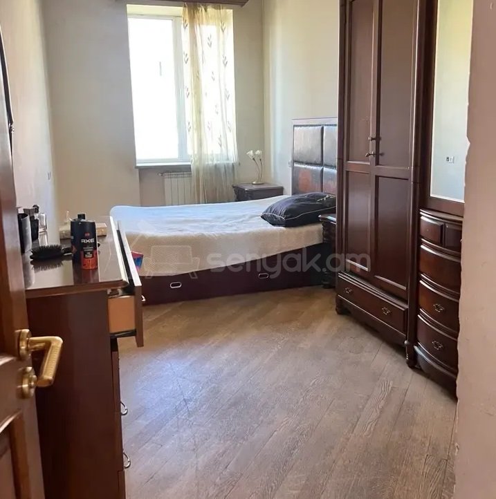 3 Սենյականոց Բնակարան Քարե Շենքում, 74քմ, 5/5 հարկ, Նորմալ Վիճակում