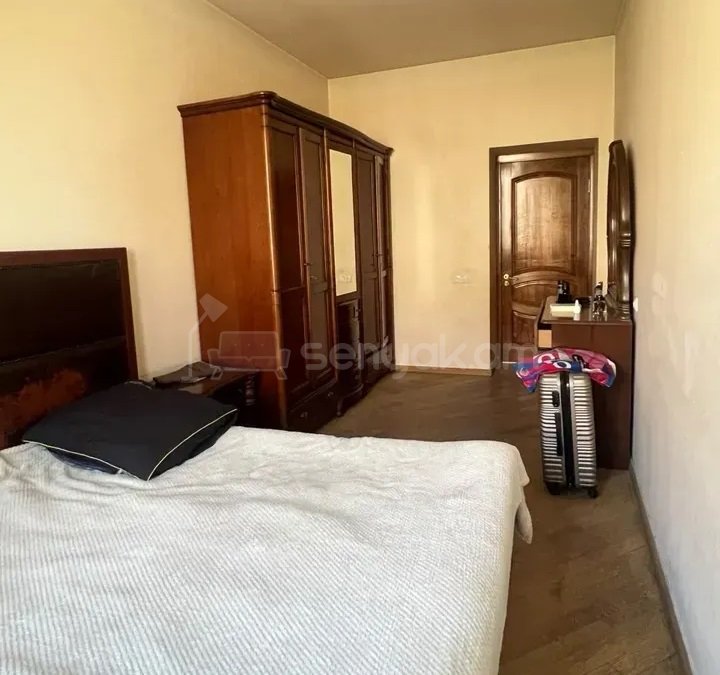 3 Սենյականոց Բնակարան Քարե Շենքում, 74քմ, 5/5 հարկ, Նորմալ Վիճակում