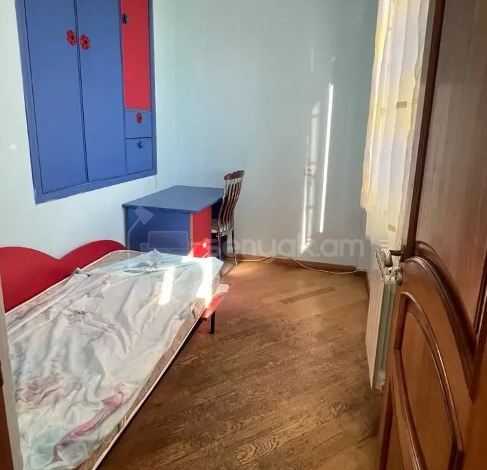 3 Սենյականոց Բնակարան Քարե Շենքում, 74քմ, 5/5 հարկ, Նորմալ Վիճակում