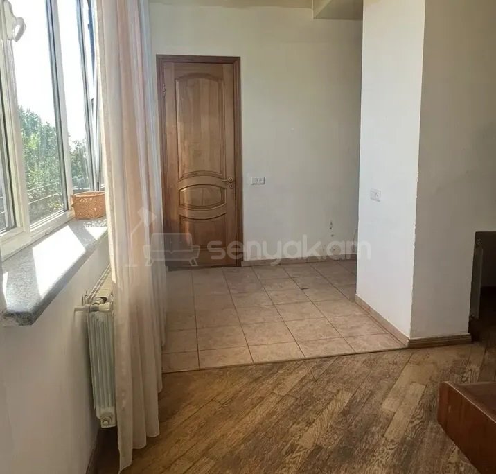 3 Սենյականոց Բնակարան Քարե Շենքում, 74քմ, 5/5 հարկ, Նորմալ Վիճակում