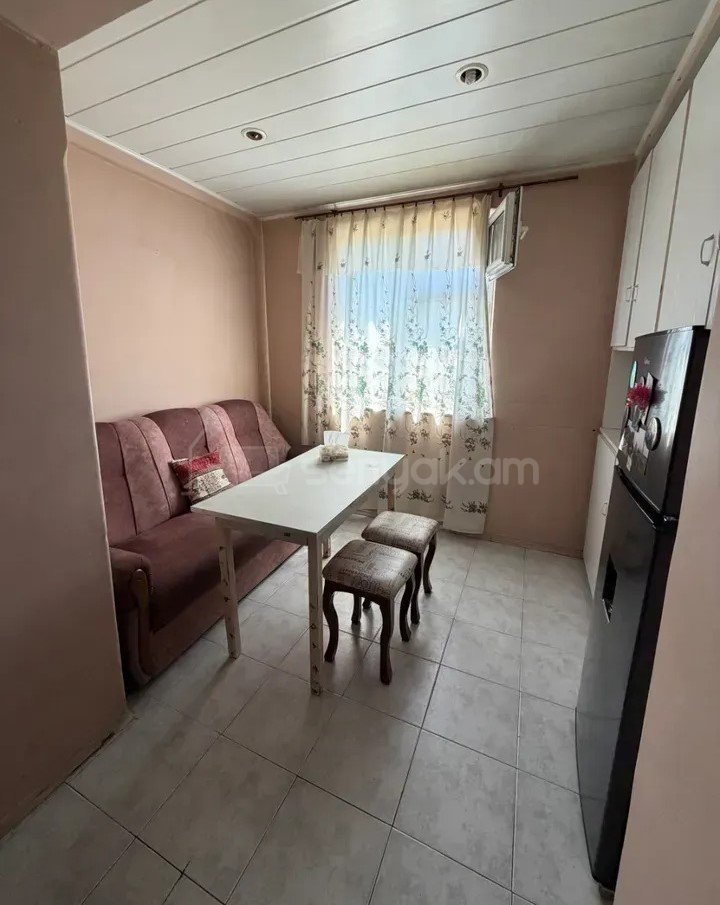 3 Սենյականոց Բնակարան Քարե Շենքում, 71քմ, 4/4 հարկ, Նորմալ Վիճակում