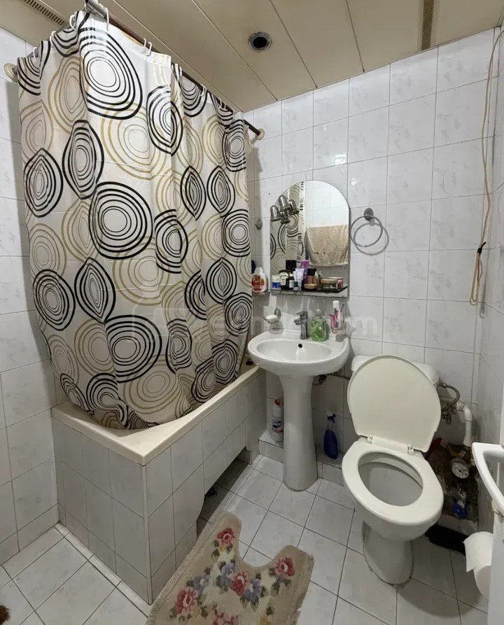 3 Սենյականոց Բնակարան Քարե Շենքում, 71քմ, 4/4 հարկ, Նորմալ Վիճակում