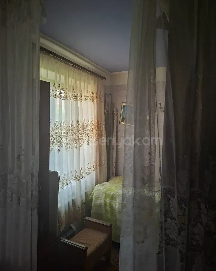 1 Սենյականոց Բնակարան Քարե Շենքում, 32քմ, 2/4 հարկ, Պետական Վիճակում