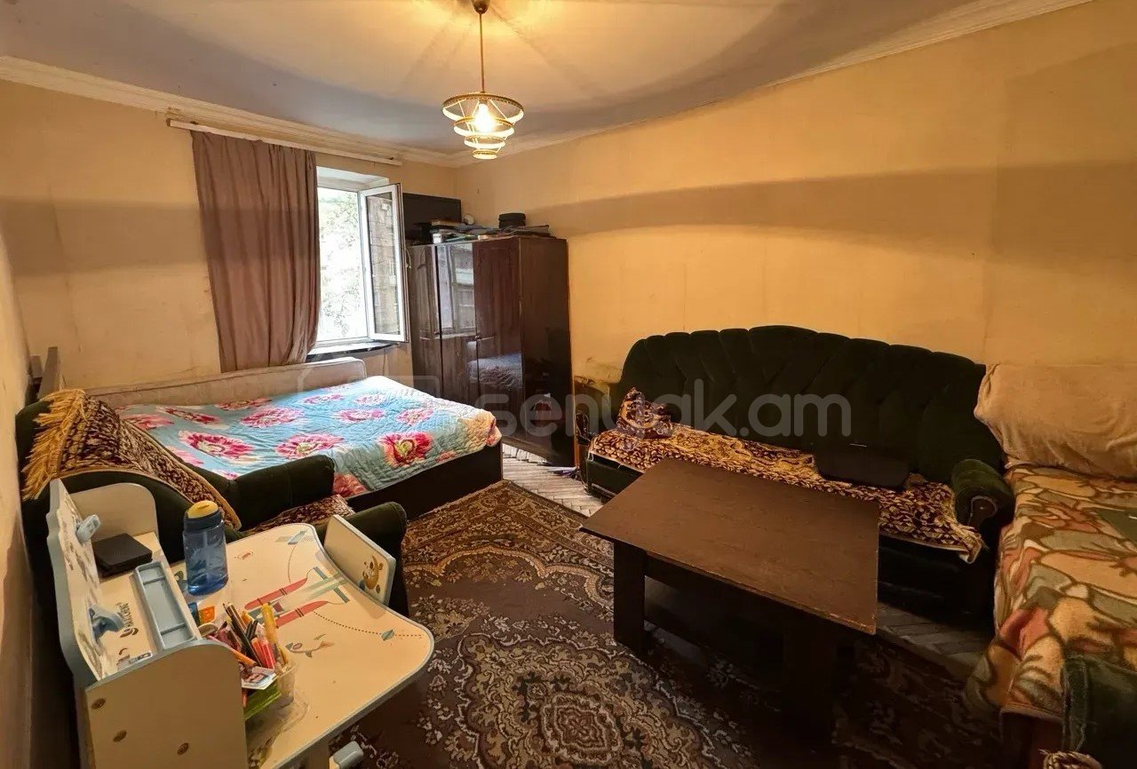 1 Սենյականոց Բնակարան Քարե Շենքում, 32քմ, 2/4 հարկ, Պետական Վիճակում