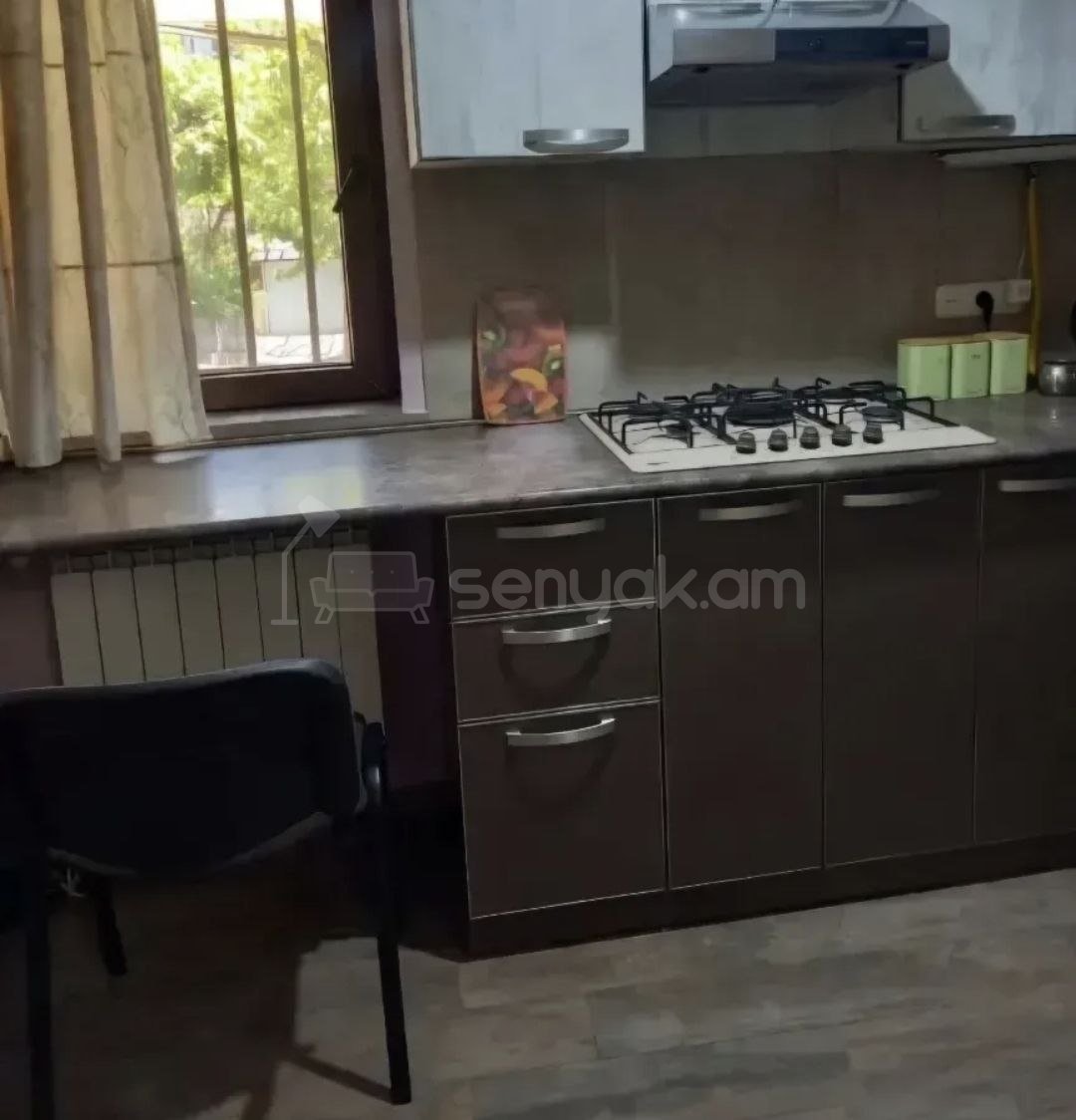 4 Սենյականոց Բնակարան Քարե Շենքում, 80քմ, 1/1 հարկ, Կապիտալ Վերանորոգված