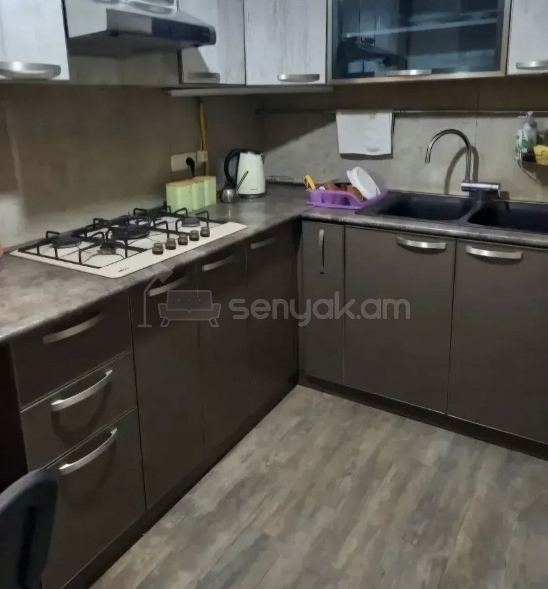 4 Սենյականոց Բնակարան Քարե Շենքում, 80քմ, 1/1 հարկ, Կապիտալ Վերանորոգված