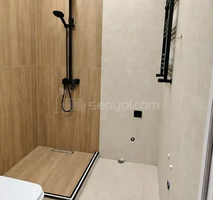 3 Սենյականոց Բնակարան Քարե Շենքում, 69քմ, 5/5 հարկ, Կապիտալ Վերանորոգված