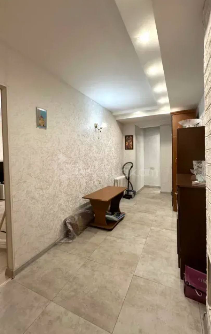 3 Սենյականոց Բնակարան Քարե Շենքում, 72քմ, 2/4 հարկ, Կապիտալ Վերանորոգված