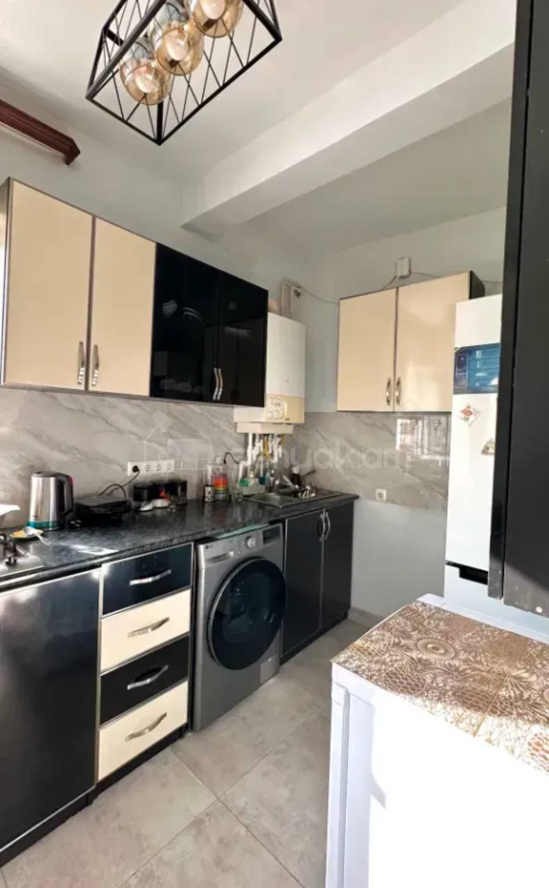 3 Սենյականոց Բնակարան Քարե Շենքում, 72քմ, 2/4 հարկ, Կապիտալ Վերանորոգված