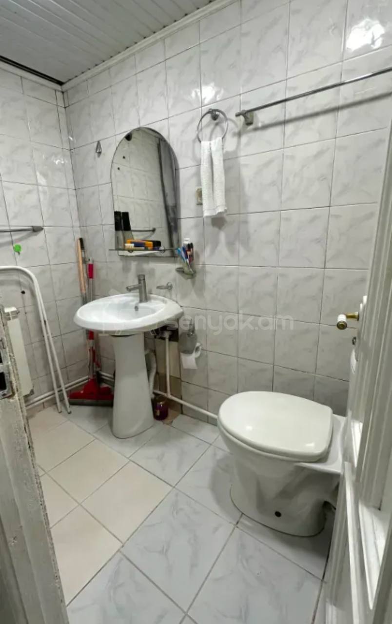 3 Սենյականոց Բնակարան Քարե Շենքում, 72քմ, 2/4 հարկ, Կապիտալ Վերանորոգված