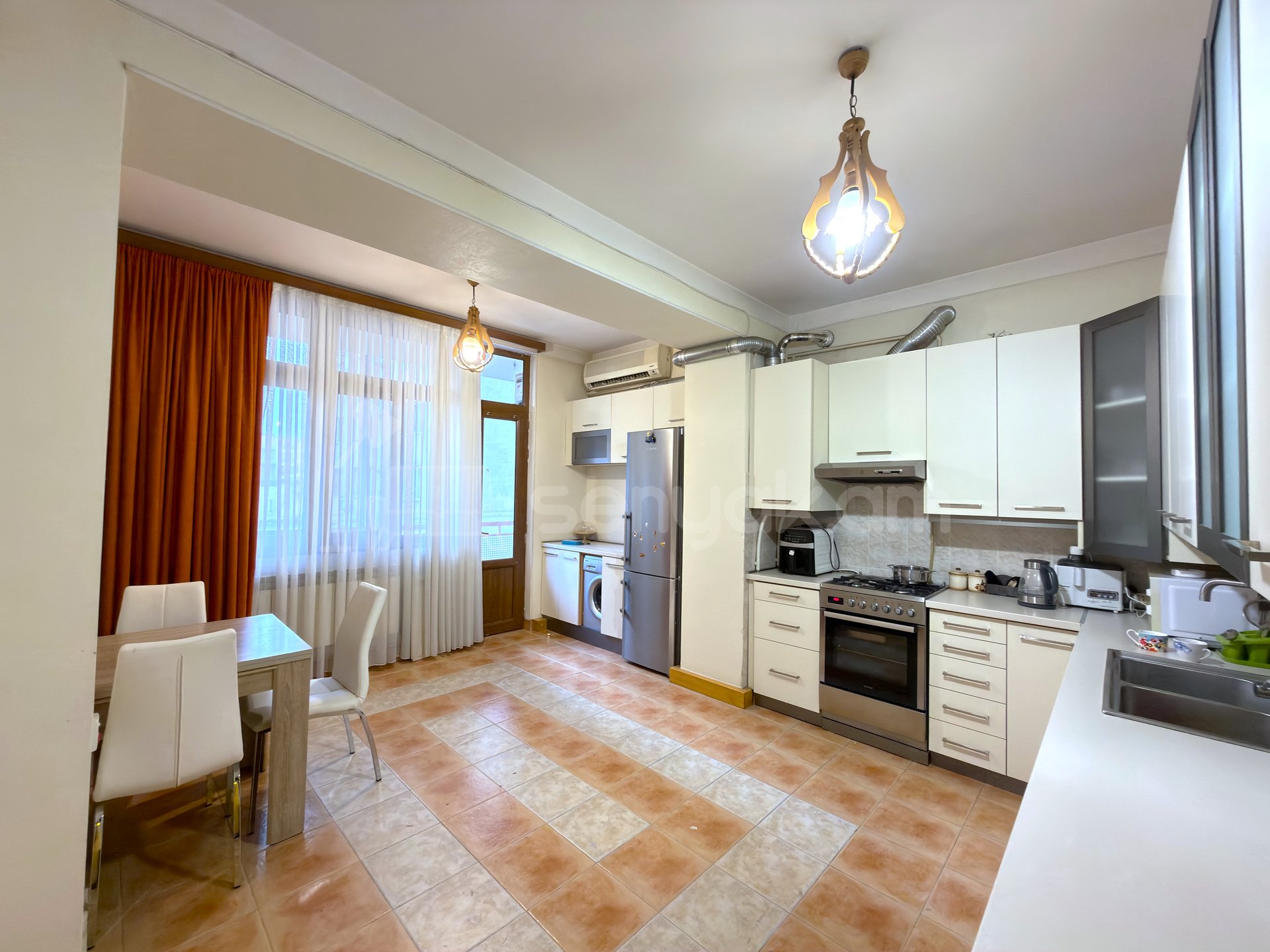 3 Սենյականոց Բնակարան Քարե Շենքում, 109քմ, 4/5 հարկ, Կապիտալ Վերանորոգված, Կահավորված, Արևկող