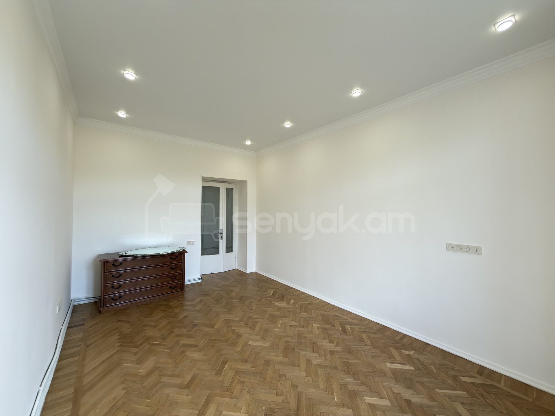 3 Սենյականոց Բնակարան Քարե Շենքում, 110քմ, 4/5 հարկ, Կապիտալ Վերանորոգված, Կահավորված, Արևկող