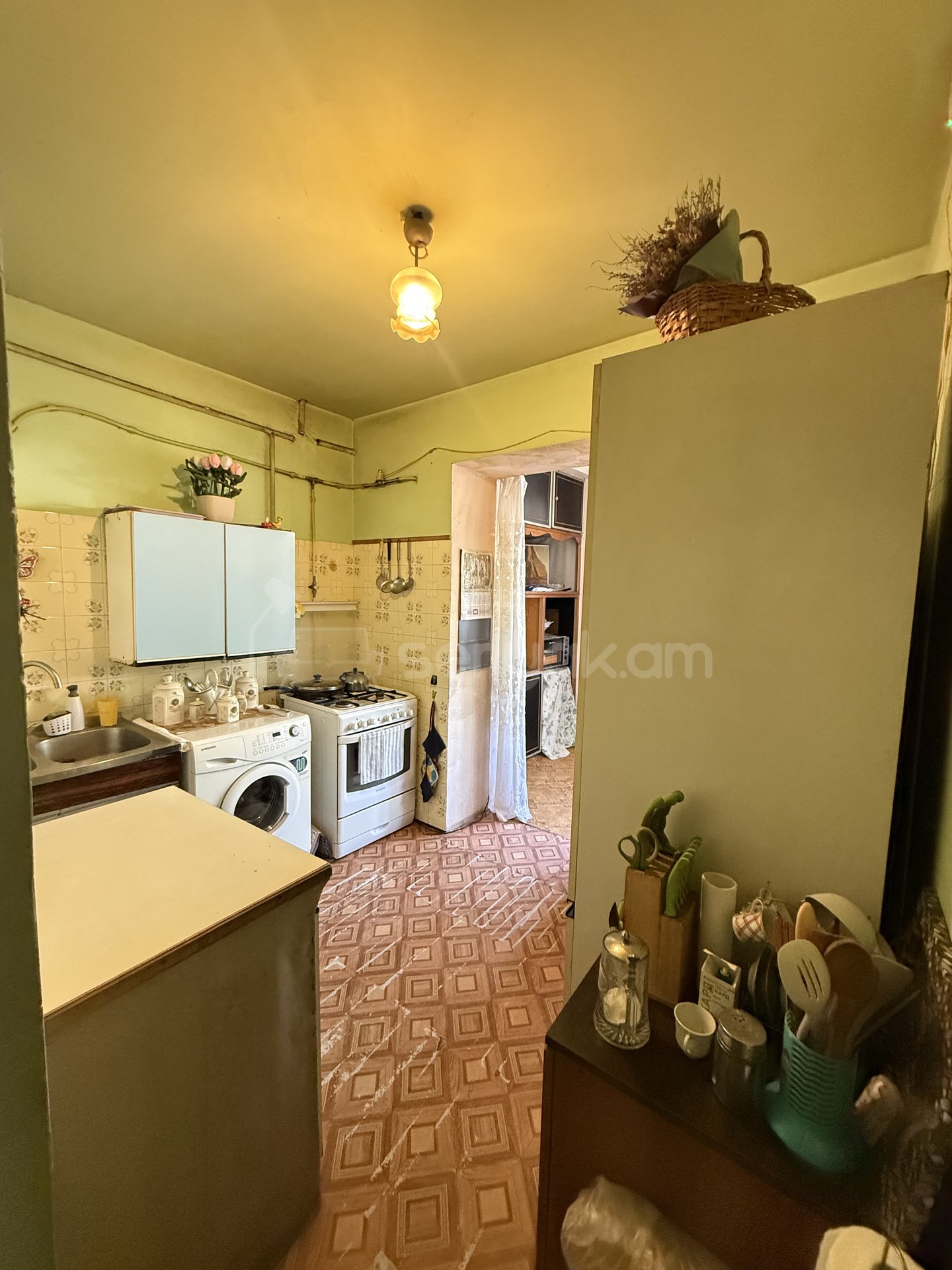 3 Սենյականոց Բնակարան Քարե Շենքում, 94քմ, 1/5 հարկ, Պետական Վիճակում