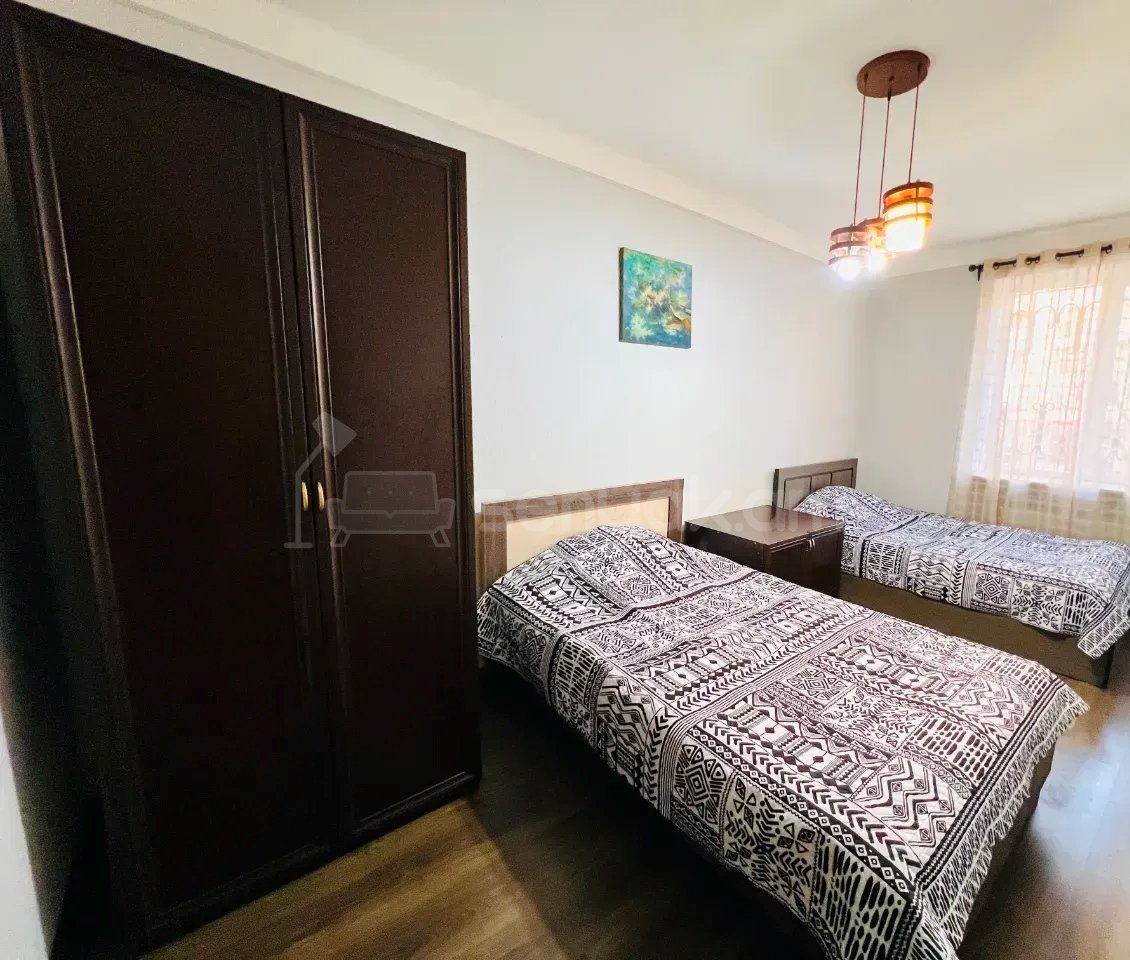 3 Սենյականոց Բնակարան Քարե Շենքում, 74քմ, 2/5 հարկ, Կապիտալ Վերանորոգված