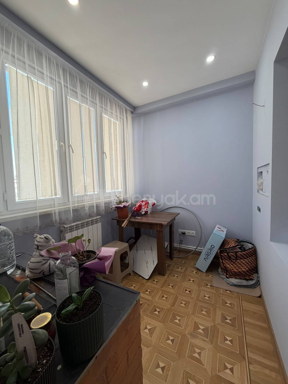 3 Սենյականոց Բնակարան Քարե Շենքում, 96քմ, 5/5 հարկ, Կապիտալ Վերանորոգված