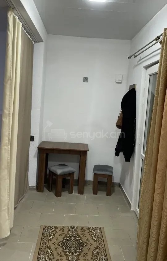 1 Սենյականոց Բնակարան Քարե Շենքում, 25քմ, 1/1 հարկ, Նորմալ Վիճակում, Կահավորված