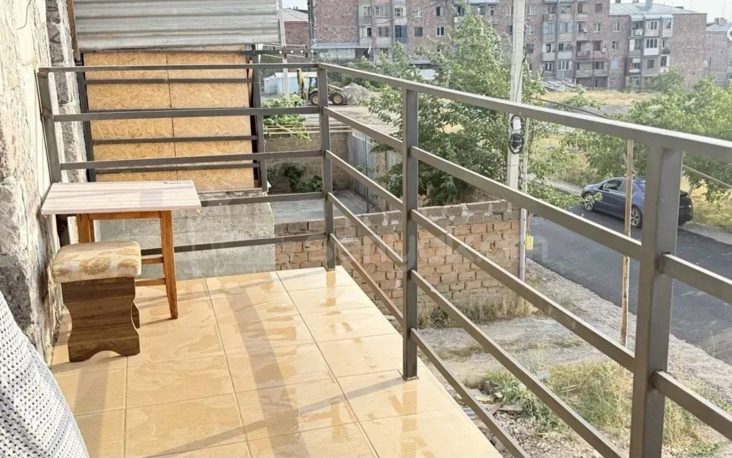 2 Սենյականոց Բնակարան Քարե Շենքում, 50քմ, 2/4 հարկ, Կապիտալ Վերանորոգված